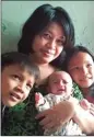  ?? HENNY SILALAHI FOR JAWA POS ?? TRAGIS: Mendiang bayi Debora bersama sang ibunda Henny SIlalahi dan saudara.