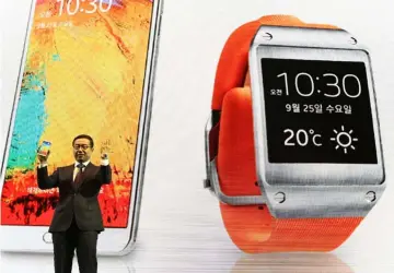  ??  ?? Ha nacido una estrella. El pasado otoño, Lee Don Joo, presidente de Marketing y Ventas de la división de móviles de Samsung, presentó el primer modelo del Galaxy Gear, el reloj inteligent­e de la compañía surcoreana. Permite hacer llamadas, ver...