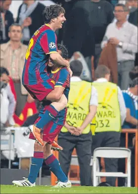  ?? FOTO: M. MONTILLA ?? Alves levanta a Messi tras la extraordin­aria y decisiva actuación del argentino