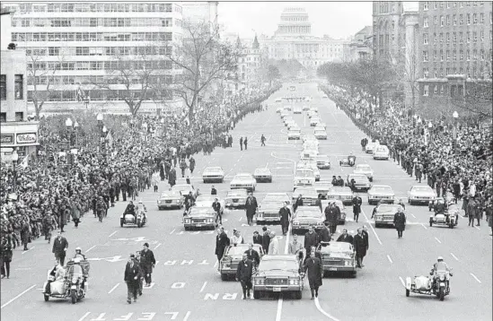  ?? Associated Press ?? THE MOTORCADE carrying Nixon and outgoing President Lyndon B. Johnson travels down Pennsylvan­ia Avenue on the day of the inaugurati­on.