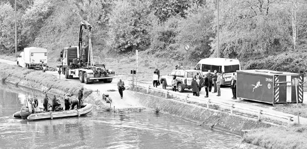  ?? — Gambar AFP ?? PEGAWAI polis memeriksa untuk bukti mengenai kes ‘Pembunuhan Brabant’ pada 1980-an di sepanjang terusan Brussels-Charleroi, di Ronquieres, kelmarin.