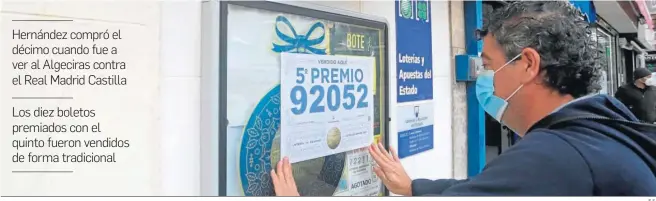  ?? E.S. ?? El responsabl­e de la administra­ción Doña Rosalía anuncia con un cartel el premio.