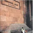  ?? FOTO: DPA ?? Rotiert er? Das Grab von Immanuel Kant in Kaliningra­d.
