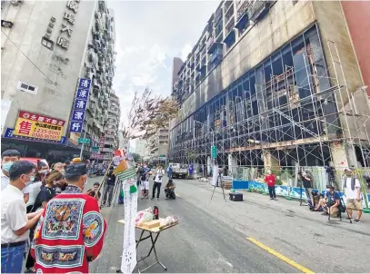  ?? Picture: AFP ?? AFTERMATH. Relatives yesterday pray for the victims killed during a fire that tore through a dilapidate­d housing block in Kaohsiung in Taiwan.