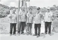  ??  ?? PROJEK JEMATAN MELUAN: Rolland (kedua kanan), Sekretari Politik Kepala Menteri Brian Fung (ketiga kanan) enggau Ketuai Raban Bansa ba kandang menua nya maya ngabas palan projek Jematan Meluan.