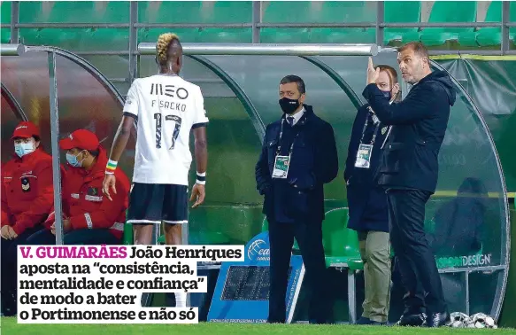  ??  ?? João Henriques, em conversa com Sacko, está decidido a recolocar o V. Guimarães no caminho dos triunfos no estádio D. Afonso Henriques