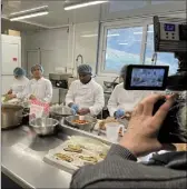  ?? (Photo CFA Métropole NCA) ?? Au CFA métropolit­ain de Carros, des élèves ont mis en avant les gestes culinaires à travers le prisme d’apprenants en situation de handicap et de jeunes dits « valides ».