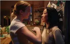  ?? (BBC/CANAL +) ?? Jodie Comer et Sandra Oh en pleine discussion. Virile.