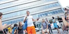  ?? Foto: Andreas Gebert, dpa ?? Der Brite Eugene Quinn (Mitte) führte rund 100 Besucher dorthin, wo sich Touristen normalerwe­ise München nicht ansehen.