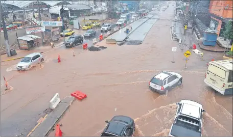  ??  ?? En días de lluvia, la zona de obras del metrobús, en Fernando de la Mora, se vuelve aún más peligrosa.