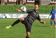  ?? Foto: Hochgemuth ?? Franko Berglmeir vom Kissinger SC hat den Ball im Blick. Das Team ist nun innerhalb von ein paar Tagen zwei Mal im Einsatz.