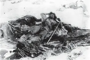  ??  ?? Muerte entre las nieves. El cadáver de un hombre-medicina entre los de alrededor de 300 hombres, mujeres y niños indios masacrados por el ejército en Wounded Knee en 1890.