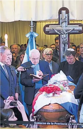  ?? (LA VOZ / ARCHIVO) ?? Velorio. Schiaretti junto a monseñor Carlos Ñáñez y al rabino Marcelo Polakoff, en la despedida al exgobernad­or De la Sota.