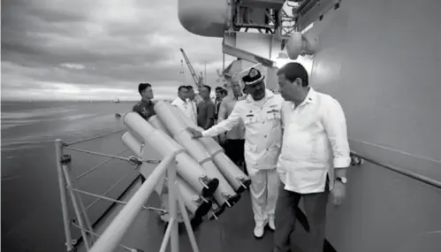  ?? (Presidenti­al Photo) ?? MANILA. President Rodrigo Roa Duterte is briefed on the armaments of the Pakistan Navy Ship Saif by its Commanding Officer Captain Shahzad Iqbal as he is given a tour aboard the Pakistan Navy vessel docked at Pier 15, Port Area, Manila on December 14,...