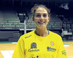  ??  ?? Sorrisi gialloblù Primi giorni di lavoro con la maglia dell’Imoco (foto Balanza)