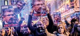  ?? AFP ?? Scontri in piazza. Immediate le proteste a Istanbul e Diyarbakir per l’omicidio di Elci. I manifestan­ti sono scesi in piazza con foto dell’avvocato