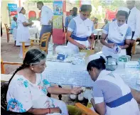  ??  ?? A nurse draws blood for testing