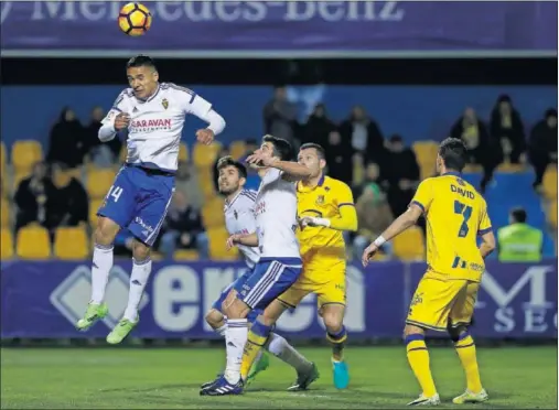  ??  ?? EL MEJOR DE LA DEFENSA. El uruguayo Marcelo Silva, que volvía al once titular del Zaragoza, despeja un balón aéreo.