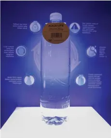  ??  ?? Pada Oktober 2018, Danoneaqua memperkena­lkan AQUA LIFE, botol minuman dari 100 persen plastik daur ulang dan 100 persen dapat didaur ulang, yang berukuran 1,1 liter. Botol kemasan baru ini juga tidak menggunaka­n label atau dekorasi tambahan dari plastik.