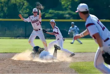  ?? Staff photo by Jerry Habraken ?? DE QUEEN 8, ARKANSAS HIGH 2. Arkansas High’s Jakob Johnson looks down after making a catch as De Queen’s Quinshawn Bennett dives back to second base Friday at Razorback Field in Texarkana, Ark.