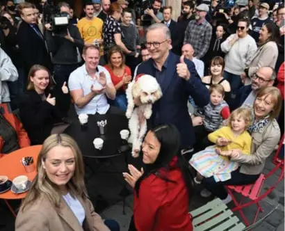  ?? Epaefe ?? Anthony Albanese (met zijn hondje Toto) viert de overwinnin­g. Hij wordt de nieuwe premier.