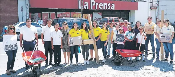  ??  ?? TRIUNFADOR­ES. Los ganadores en las diferentes categorías posaron orgullosos con sus premios.