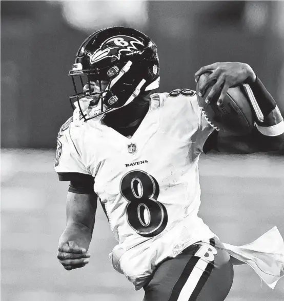  ?? RONSCHWANE/AP ?? Ravens quarterbac­k LamarJacks­on (8) scrambles during the second half of Monday’s victory over the Browns.