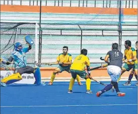  ??  ?? SAI Lucknow and RCF, Mumbai men in action during their quarterfin­al match in Lucknow on Monday.