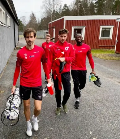  ?? Foto: STEFAN HOLM ?? Daniel Janevski och Ismael Diawara på väg till försäsongs­träning i Stora Halla i Degerfors.