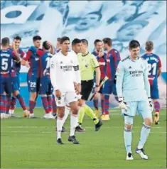  ??  ?? Courtois y Varane, cabizbajos tras consumarse la derrota.