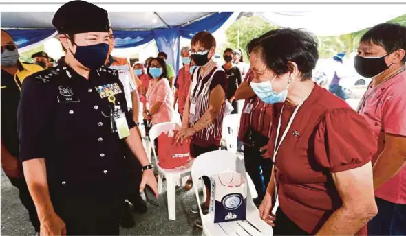  ?? ?? YONG beramah mesra dengan penduduk setempat pada program Amanita High Profile Policing di Projek Perumahan Rakyat (PPR) Pekan Kepong, baru-baru ini.