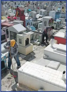  ??  ?? foto 1 barrido de las tumbas en el cementerio, foto 2 una persona se metió a limpiar la tumba solo se ve su pie