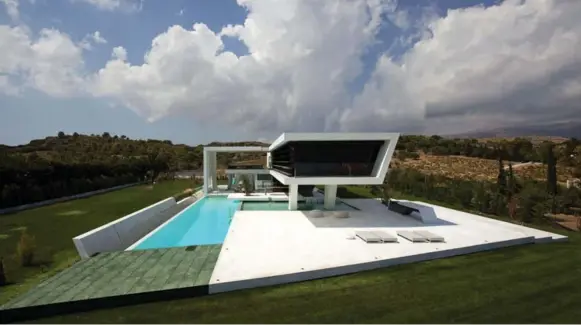  ?? PANAGIOTIS VOUMVAKIS PHOTOS ?? H3’s slanted walls give the impression of sails billowing in the wind, while the pools surroundin­g the property create a cooling sensation.