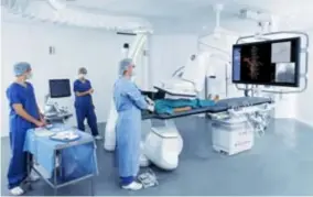 ?? FOTO RR ?? Een chirurg ziet op een groot scherm wat hij binnenin het lichaam van de patiënt aan het doen is.