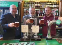  ?? ?? Barry Watts of the Society of Independen­t Brewers, SNP MP Martyn Day and brewer Brett Welch raise their pints of Lone Goose in the Strangers’ Bar