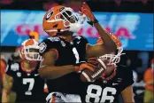  ?? BRYNN ANDERSON — THE ASSOCIATED PRESS ?? GeorgiA wide receiver George Pickens (1) celebrAtes his touchdown cAtch AgAinst CincinnAti during the first hAlf of the PeAch Bowl on FridAy in AtlAntA.