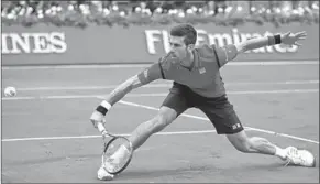 ??  ?? De Serviër Novak Djokovic heeft zich eenvoudig geplaatst voor de tweede ronde op Roland Garros. (Nusport)
