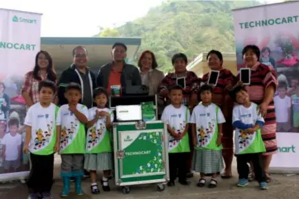  ?? Contribute­d photo ?? E-LEARNING. Benguet schools receive TechnoCart­s units from PLDT wireless subsidiary Smart Communicat­ions preloaded with educationa­l content, including K-12 and disaster preparedne­ss materials.