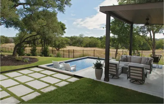  ?? KATHERINE SQUIER/THE NEW YORK TIMES ?? Plunge pools have become an alternativ­e for homeowners who want a simple, less expensive way to cool off.