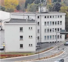  ??  ?? Das Gebäude an der Bahnhofstr­aße 124 soll künftig der Sitz des Versicheru­ngsbüros Maier sein.