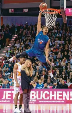  ?? Foto: Marius Becker, dpa ?? Brian Butler von den Scanplus Baskets gewann im vergangene­n Jahr den Dunkcontes­t mit seinen enorm hohen Sprüngen.