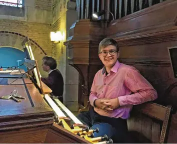  ?? Foto: Augustin Meija Vargas ?? Ein Höhepunkt im Jahr von Marius Herb: in Paris in den großen Kirchen Orgel spielen zu können. Auf dem linken Bild an der Cavaillé-Coll-Orgel in Notre-Dame, auf dem rechten sitzt Marius an der Cavaillé-Coll-Orgel in St.-Antoine-des-Quinze-Vingts.