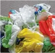  ?? Symbolfoto: Matthias Becker ?? Unser Konsum zieht Berge von Plastik müll nach sich. Deshalb möchte Pfarrer Max Bauer in der Fastenzeit auf Plastik verzichten.