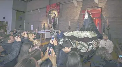  ?? VANESA LOBO ?? Numerosos fieles ante la Virgen de Amor y Sacrificio, tras abrirse las puertas de Madre de Dios.