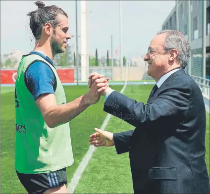  ??  ?? Florentino saludó sonriente a Bale en la sesión del sábado en Valdebebas El galés, una apuesta personal del presidente FOTO: REALMADRID.COM