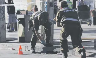  ?? / ATON ?? Miembros de Labocar tomando muestras tras la balacera del martes Maipú.