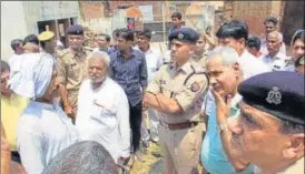  ?? PTI ?? Administra­tion officials and police interact with the villagers in Shabbirpur on Thursday.