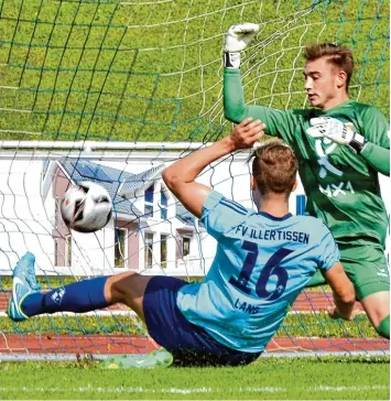  ?? Archivfoto: Horst Hörger ?? Daniel Lang (links, im Spiel gegen den FC Unterföhri­ng) wird gegen den FC Ingolstadt II wegen eines Muskelfase­rrisses nicht auf dem Platz stehen können.