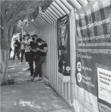  ?? EL DEBATE ?? > Contribuye­ntes esperan ser atendidos en las oficinas del SAT en Culiacán.