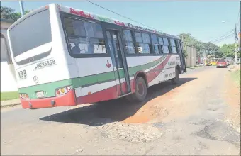  ??  ?? En la calle Reconstruc­ción Nacional (vía alternativ­a del metrobús) un gran bache está hace meses dificultan­do el tránsito y poniendo en peligro a los conductore­s y pasajeros.